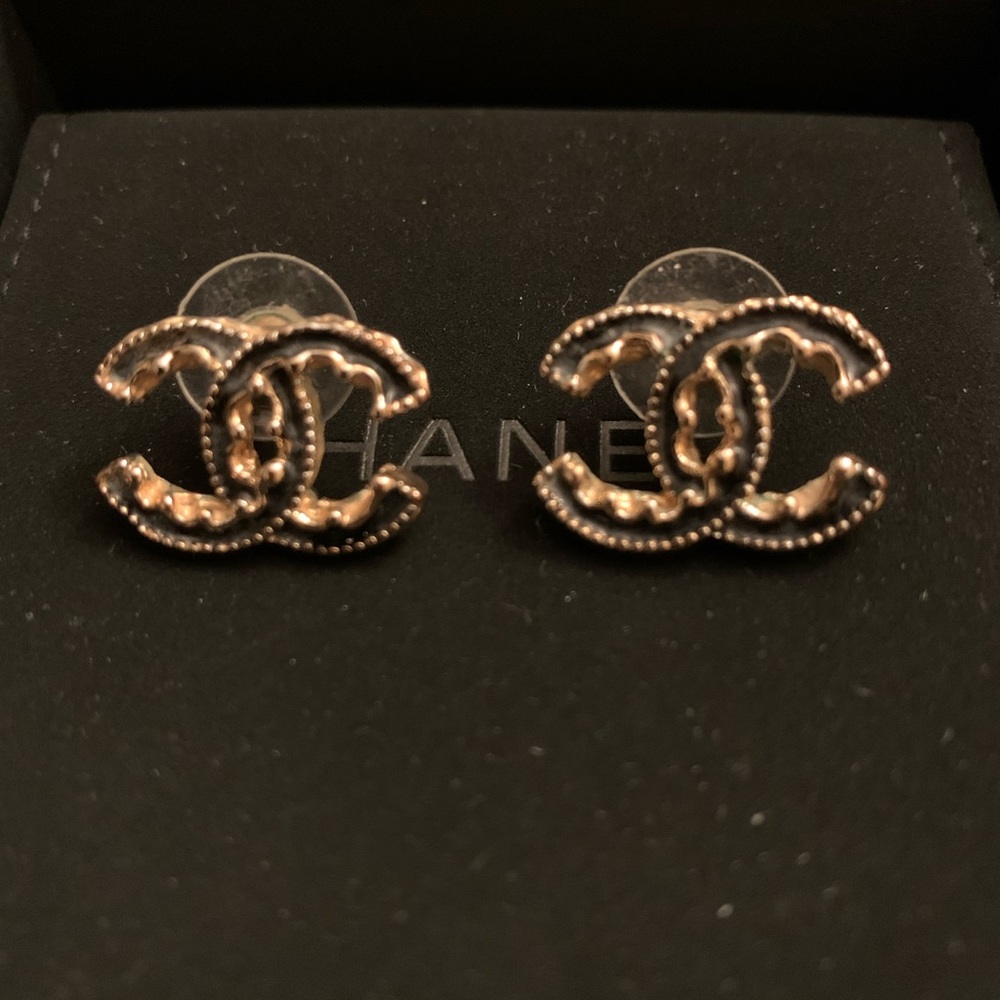 Chanel Studs In black Enamel And Yellow Gold